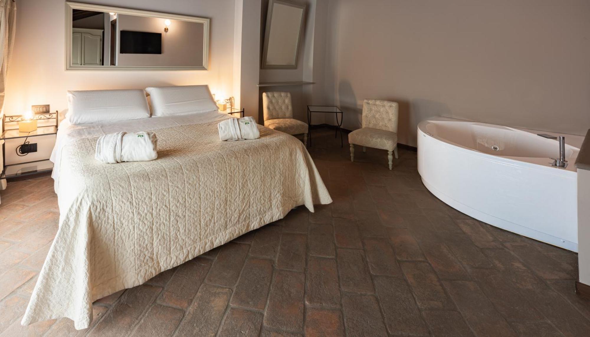 Relais Bella Rosina Pool & Spa La Cassa Екстериор снимка